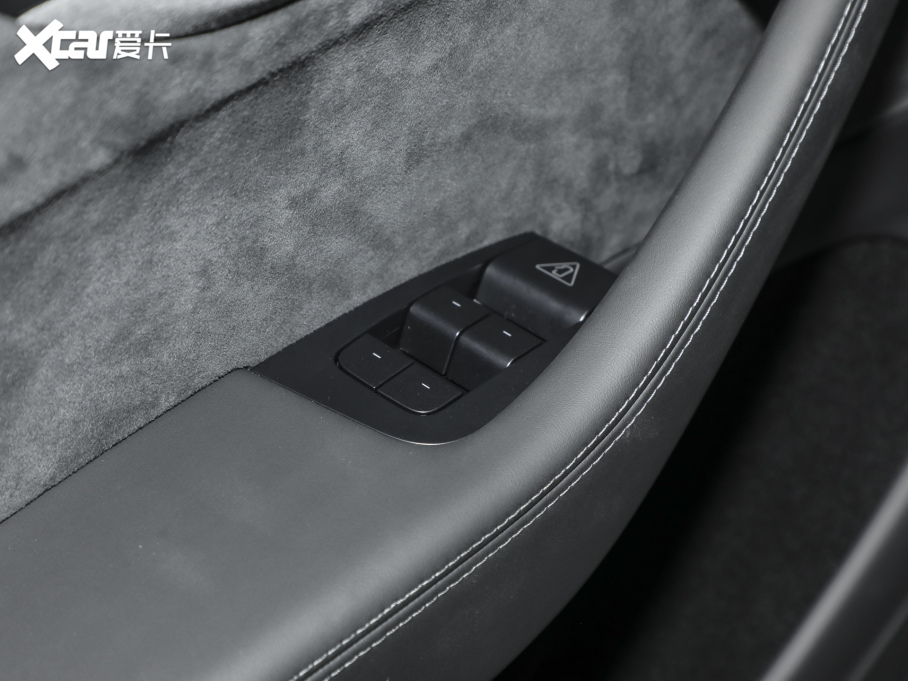 2025��Model Y L �L�m��ȫ݆�Ӱ�