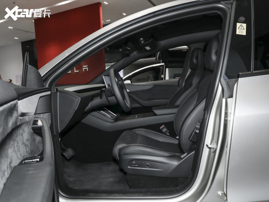 2025��Model Y L �L�m(x��)��ȫ݆�Ӱ�