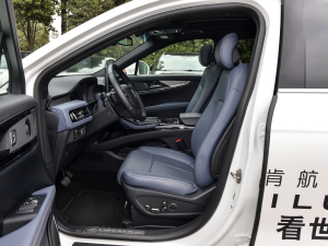 2021款2.7T 四驱尊耀版 前排空间