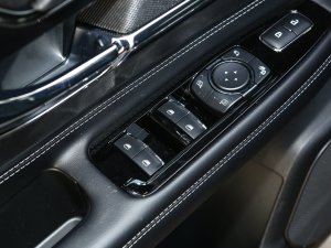 2022款改款 2.0T 两驱尊享版 主驾车窗控制区	