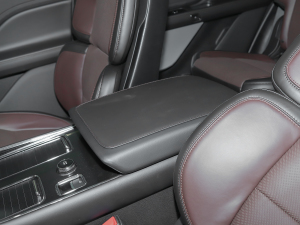 2021款3.0T V6 四驱MONO限量版 中央扶手箱