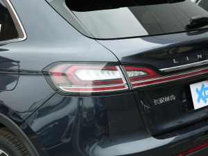 2022款2.7T 四驱尊雅版 尾灯