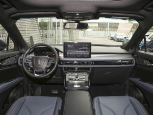 2022款2.7T 四驱尊雅版 内饰全景