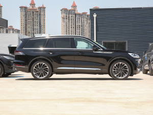 2022款3.0T V6 四驱行政版 正侧（右）