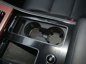 2022款3.0T V6 四驱行政版 前排杯架