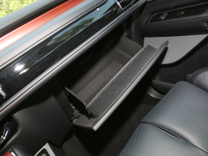2022款3.0T V6 四驱行政版 手套箱