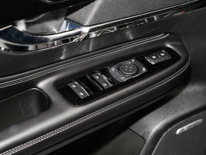 2023款2.0T 四驱尊雅版 主驾车窗控制区	