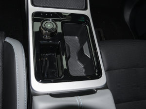 2022款Z潮版 620km 160kW 前排杯架