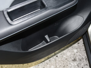 2022款Z潮版 620km 160kW 后门储物空间