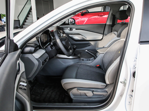 2020款1.5L 手动智耀豪华型 前排空间