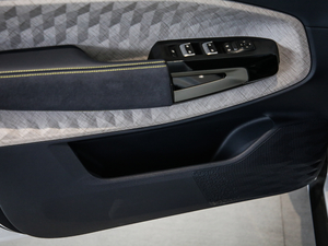 2019款1.5T CVT 24小时在线尊贵型 6座	 前门储物空间