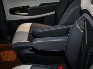 2019款1.5T CVT 24小时在线尊贵型 6座	 后排中央扶手