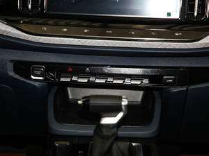 2019款1.5T CVT 24小时在线尊贵型 6座	 中控区