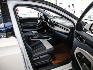 2019款1.5T CVT 24小时在线尊贵型 6座	 中控区