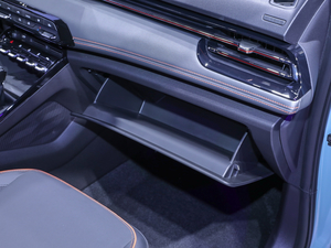 2020款1.5T CVT智能尊贵型 手套箱