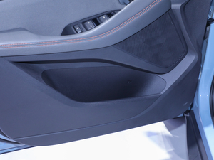 2020款1.5T CVT智能尊贵型 前门储物空间