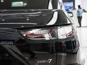 2021款1.5T CVT 智能尊贵型 7座 尾灯