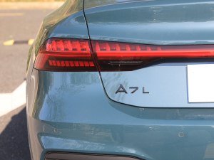 2022��55 TFSI quattro S-line ���а� �������^