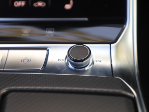 2022��55 TFSI quattro S-line ���а� �п؅^