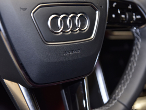 2022��45 TFSI quattro S-line �׷����� �п؅^