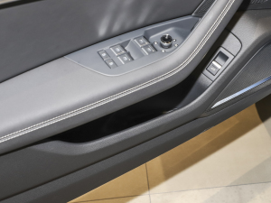 2022��45 TFSI quattro S-line Ҋ�h���׺����b ǰ�T������g