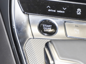 2022��45 TFSI quattro S-line Ҋ�h���׺����b �п؅^