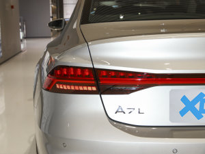 2022��45 TFSI quattro S-line ʥ�Tʿ �������^