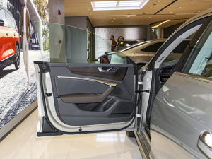 2022��45 TFSI quattro S-line ʥ�Tʿ �{�λ܇�T