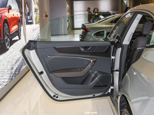 2022��45 TFSI quattro S-line ʥ�Tʿ ���܇�T