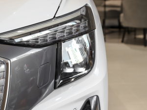 202240 e-tron ҫ \b ^