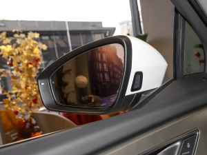 202240 e-tron ҫ \b ^