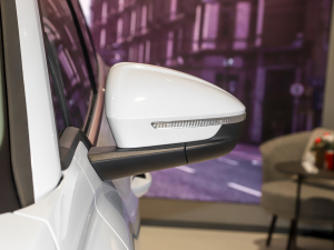 202240 e-tron ҫ \b ^