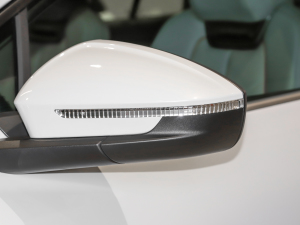 202240 e-tron ҫ \b ^