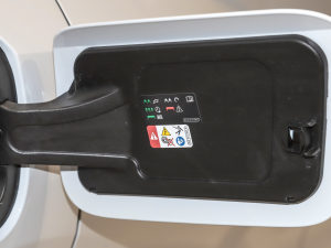 202240 e-tron ҫ \b ^