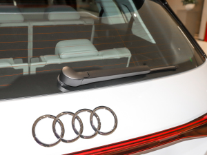 202240 e-tron ҫ \b ^