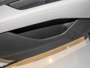 202240 e-tron ҫ \b Tg