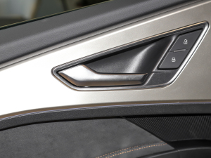 202240 e-tron ҫ \b п؅^