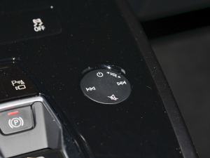 202250 e-tron quattro edition one ˇذ {