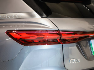 202250 e-tron quattro sҫ \b  β