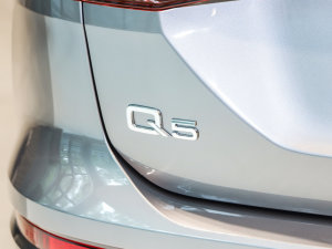 202250 e-tron quattro sҫ \b  ^