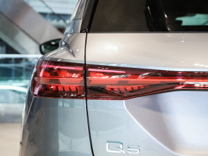 202250 e-tron quattro sҫ \b  ^