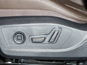 202250 e-tron quattro sҫ \b  {{