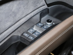 202250 e-tron quattro sҫ \b  {܇ƅ^	