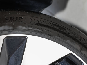 202450 e-tron quattro ҫ \b ^