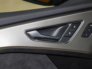 202450 e-tron quattro ҫ \b п؅^