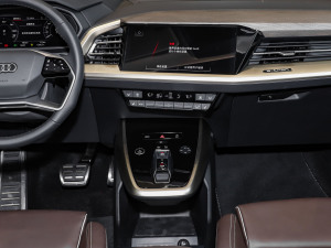 2024款50 e-tron quattro 光耀型 锦衣套装 中控区