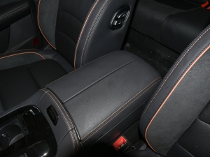 2022款1.5L PHEV 智远版 中央扶手箱