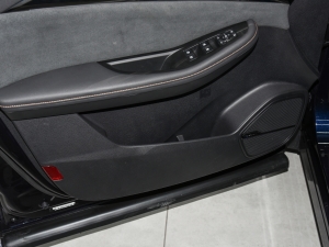 2022款1.5L PHEV 智远版 前门储物空间