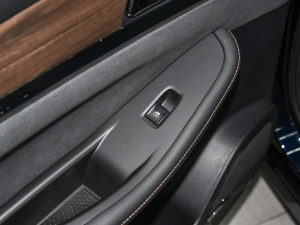 2022款1.5L PHEV 智远版 后排车窗控制区