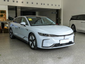2023款580km 标准版 右前45度